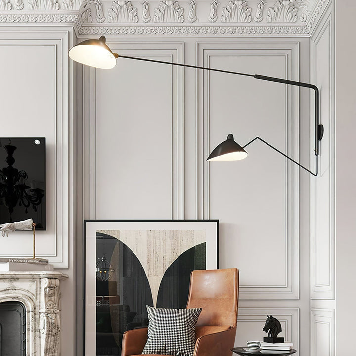 "Lampe murale moderne avec bras orientable, design organique années 50, finition métal noir, idéale pour intérieur épuré."