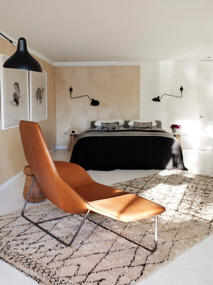 "Lampe murale moderne avec bras orientable, design organique années 50, finition métal noir, idéale pour intérieur épuré."