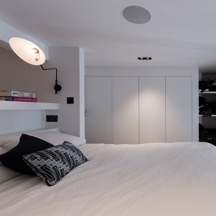 "Lampe murale moderne avec bras orientable, design organique années 50, finition métal noir, idéale pour intérieur épuré."