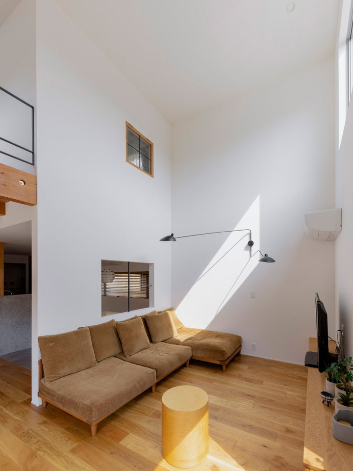 "Lampe murale moderne avec bras orientable, design organique années 50, finition métal noir, idéale pour intérieur épuré."