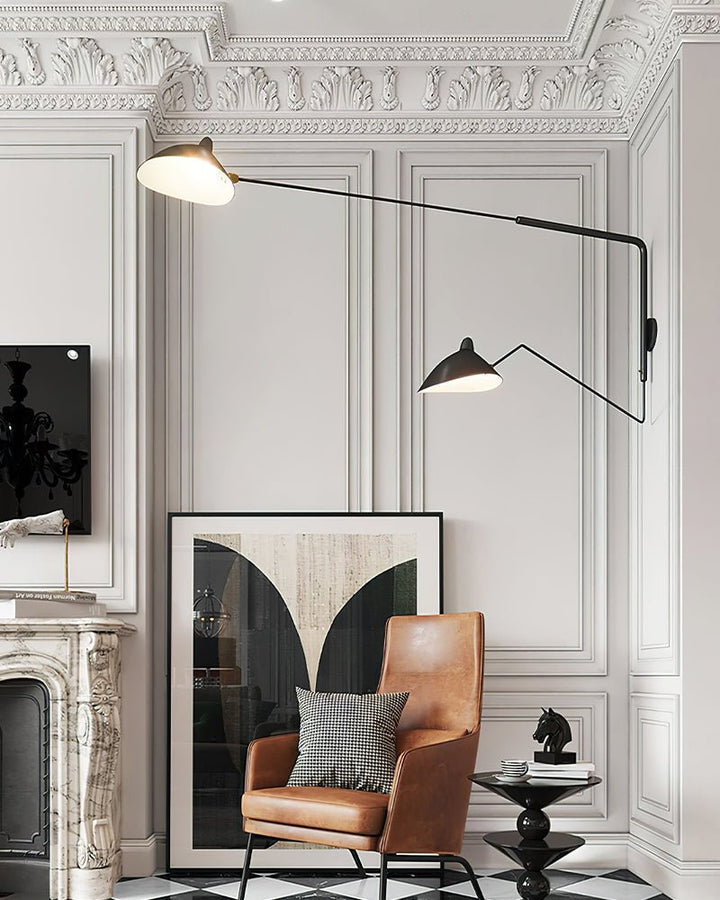 "Lampe murale moderne avec bras orientable, design organique années 50, finition métal noir, idéale pour intérieur épuré."