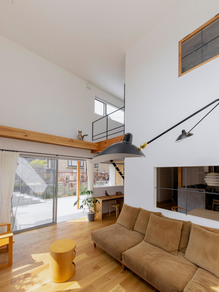 "Lampe murale moderne avec bras orientable, design organique années 50, finition métal noir, idéale pour intérieur épuré."
