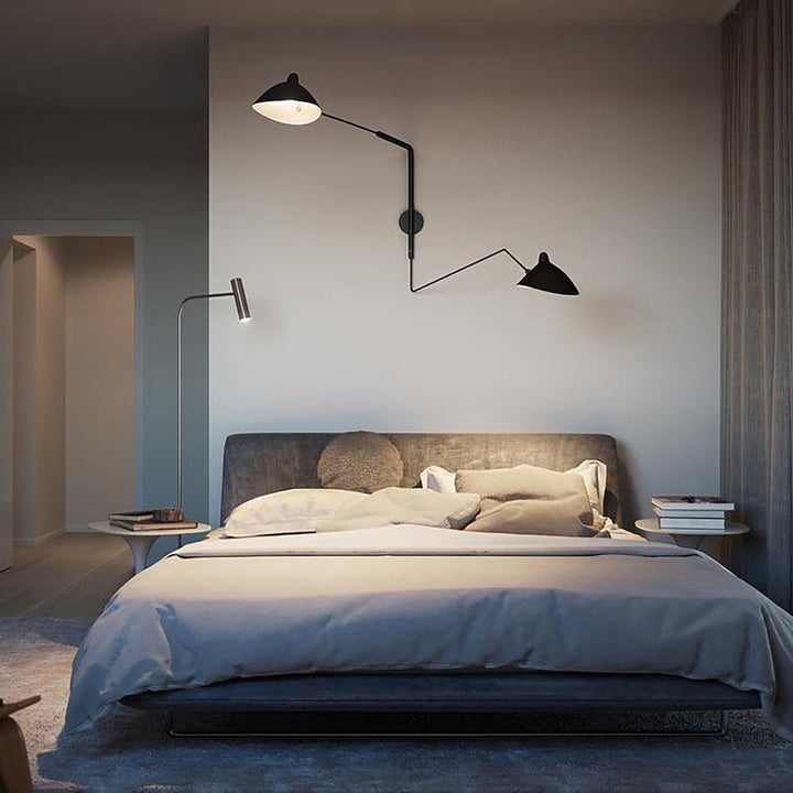 "Lampe murale moderne avec bras orientable, design organique années 50, finition métal noir, idéale pour intérieur épuré."
