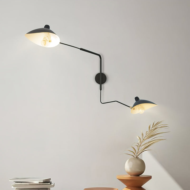 "Lampe murale moderne avec bras orientable, design organique années 50, finition métal noir, idéale pour intérieur épuré."