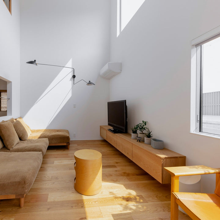 "Lampe murale moderne avec bras orientable, design organique années 50, finition métal noir, idéale pour intérieur épuré."