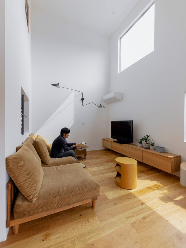 "Lampe murale moderne avec bras orientable, design organique années 50, finition métal noir, idéale pour intérieur épuré."