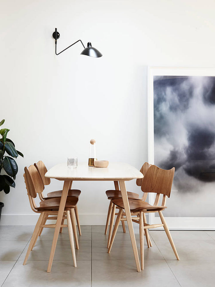 "Lampe murale moderne avec bras orientable, design organique années 50, finition métal noir, idéale pour intérieur épuré."