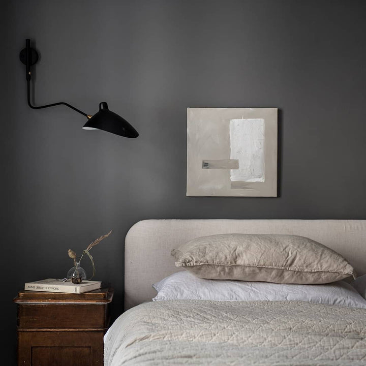 "Lampe murale moderne avec bras orientable, design organique années 50, finition métal noir, idéale pour intérieur épuré."