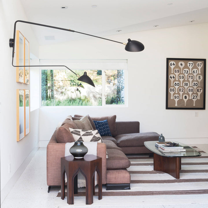 "Lampe murale moderne avec bras orientable, design organique années 50, finition métal noir, idéale pour intérieur épuré."