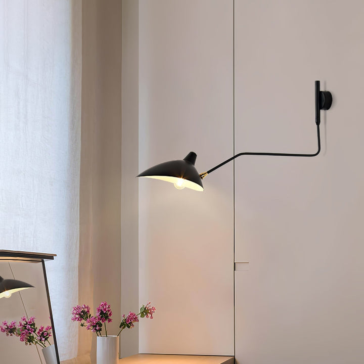 "Lampe murale moderne avec bras orientable, design organique années 50, finition métal noir, idéale pour intérieur épuré."