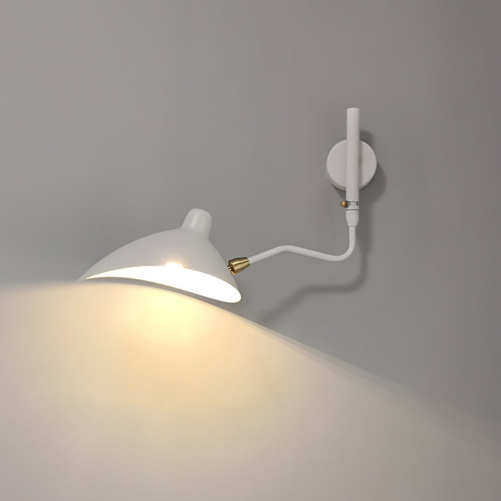 "Lampe murale moderne avec bras orientable, design organique années 50, finition métal noir, idéale pour intérieur épuré."