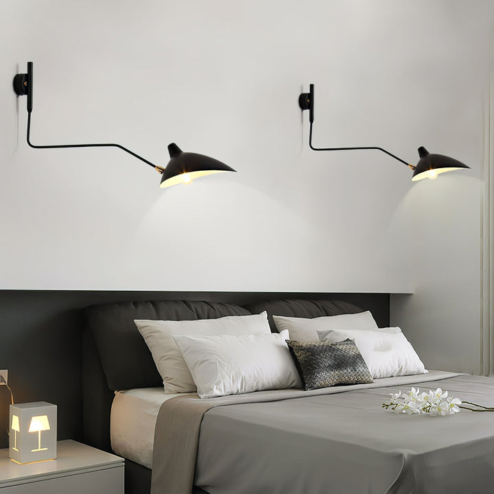 "Lampe murale moderne avec bras orientable, design organique années 50, finition métal noir, idéale pour intérieur épuré."