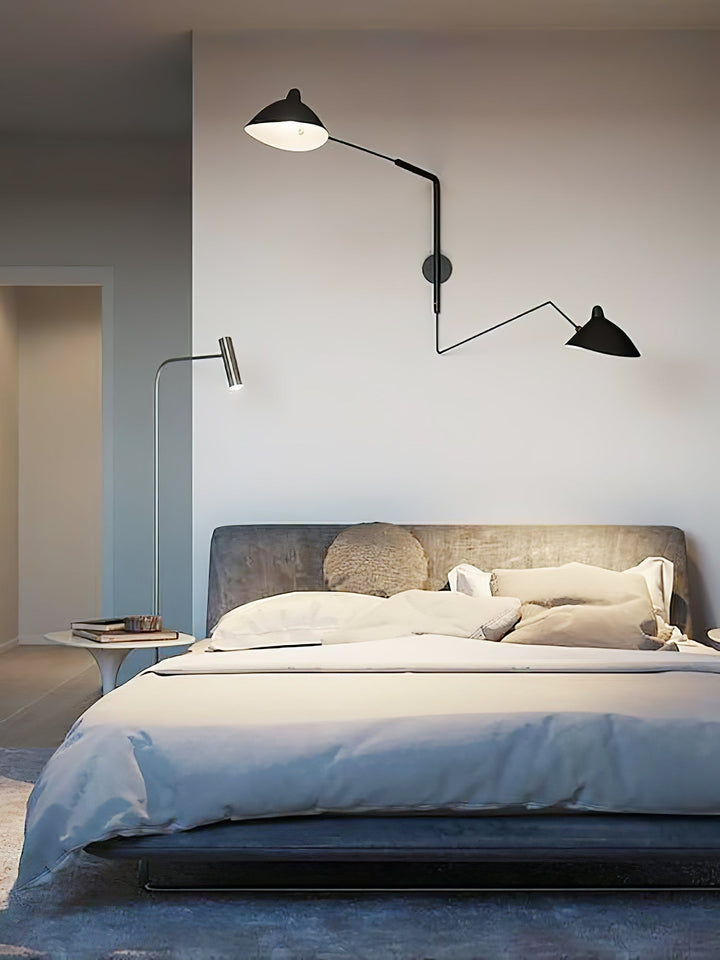 "Lampe murale moderne avec bras orientable, design organique années 50, finition métal noir, idéale pour intérieur épuré."