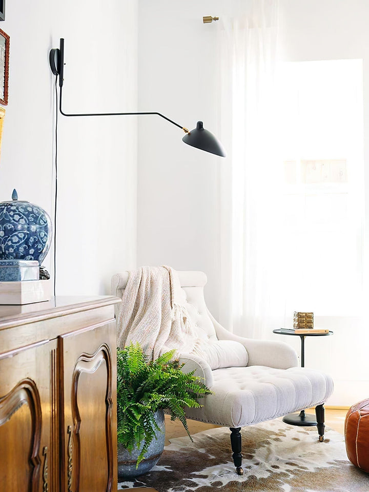 "Lampe murale moderne avec bras orientable, design organique années 50, finition métal noir, idéale pour intérieur épuré."