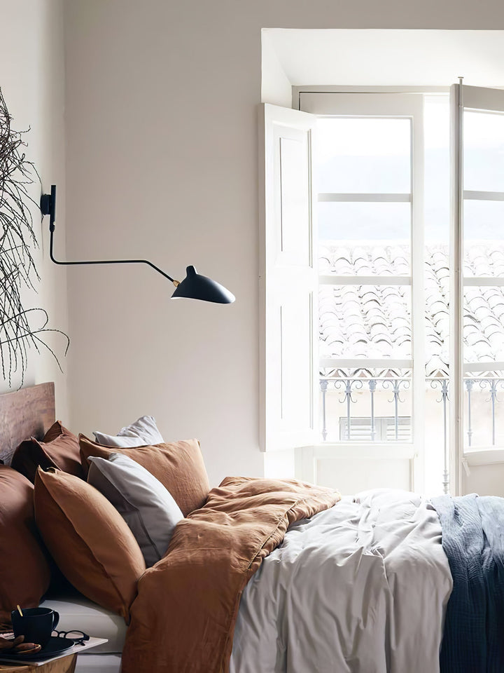"Lampe murale moderne avec bras orientable, design organique années 50, finition métal noir, idéale pour intérieur épuré."