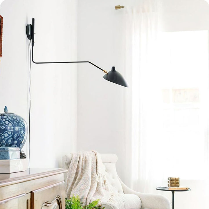 "Lampe murale moderne avec bras orientable, design organique années 50, finition métal noir, idéale pour intérieur épuré."