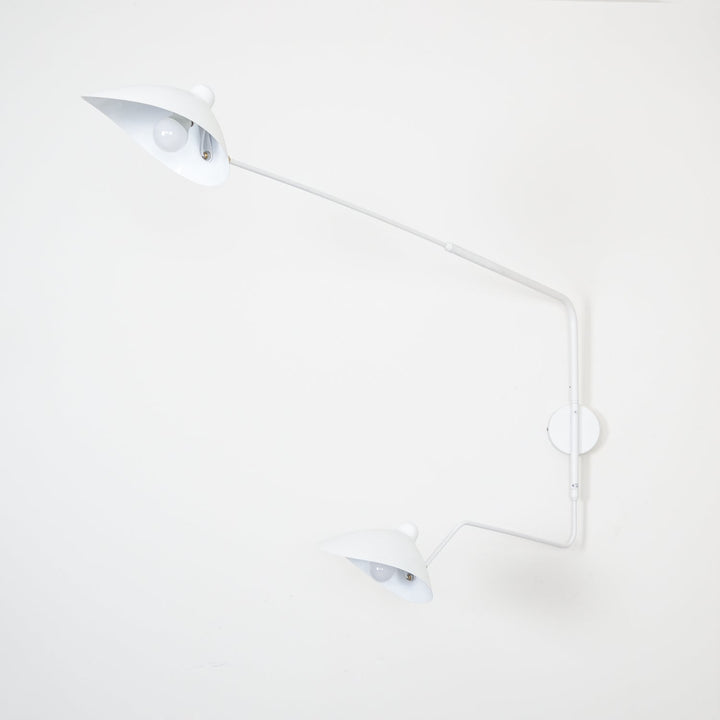 "Lampe murale moderne avec bras orientable, design organique années 50, finition métal noir, idéale pour intérieur épuré."