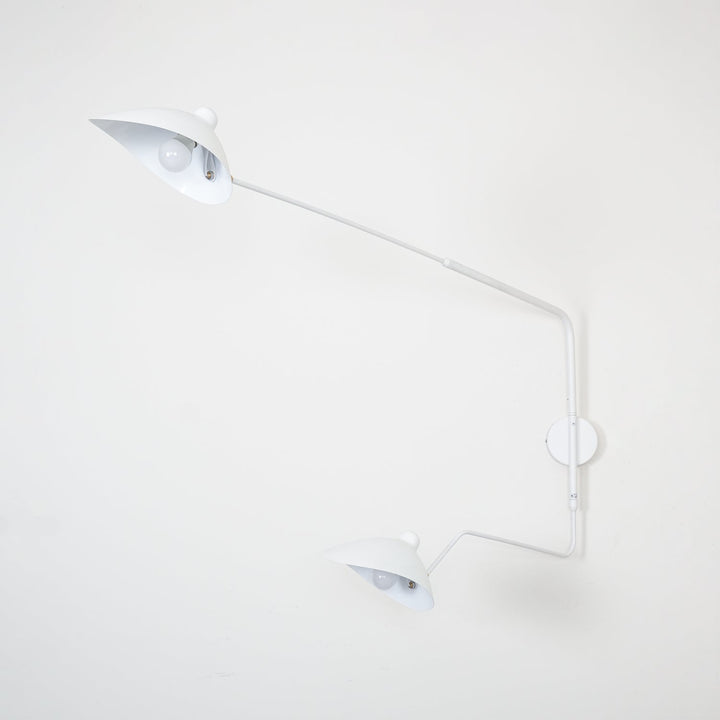 "Lampe murale moderne avec bras orientable, design organique années 50, finition métal noir, idéale pour intérieur épuré."