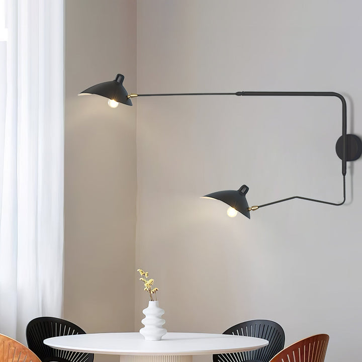 "Lampe murale moderne avec bras orientable, design organique années 50, finition métal noir, idéale pour intérieur épuré."