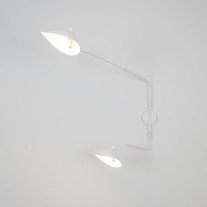 "Lampe murale moderne avec bras orientable, design organique années 50, finition métal noir, idéale pour intérieur épuré."