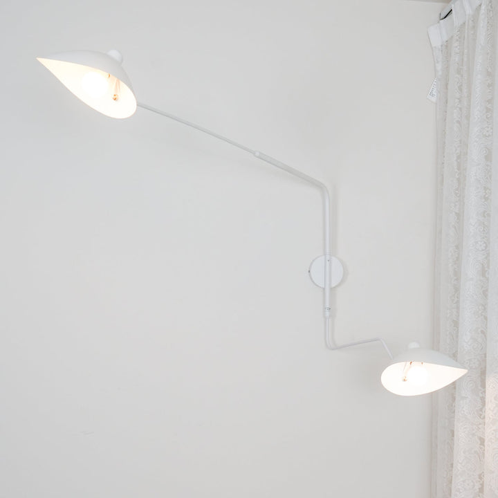 "Lampe murale moderne avec bras orientable, design organique années 50, finition métal noir, idéale pour intérieur épuré."