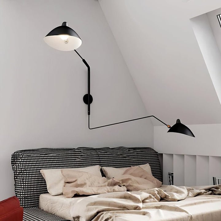 "Lampe murale moderne avec bras orientable, design organique années 50, finition métal noir, idéale pour intérieur épuré."