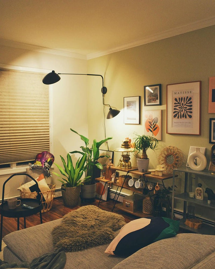 "Lampe murale moderne avec bras orientable, design organique années 50, finition métal noir, idéale pour intérieur épuré."