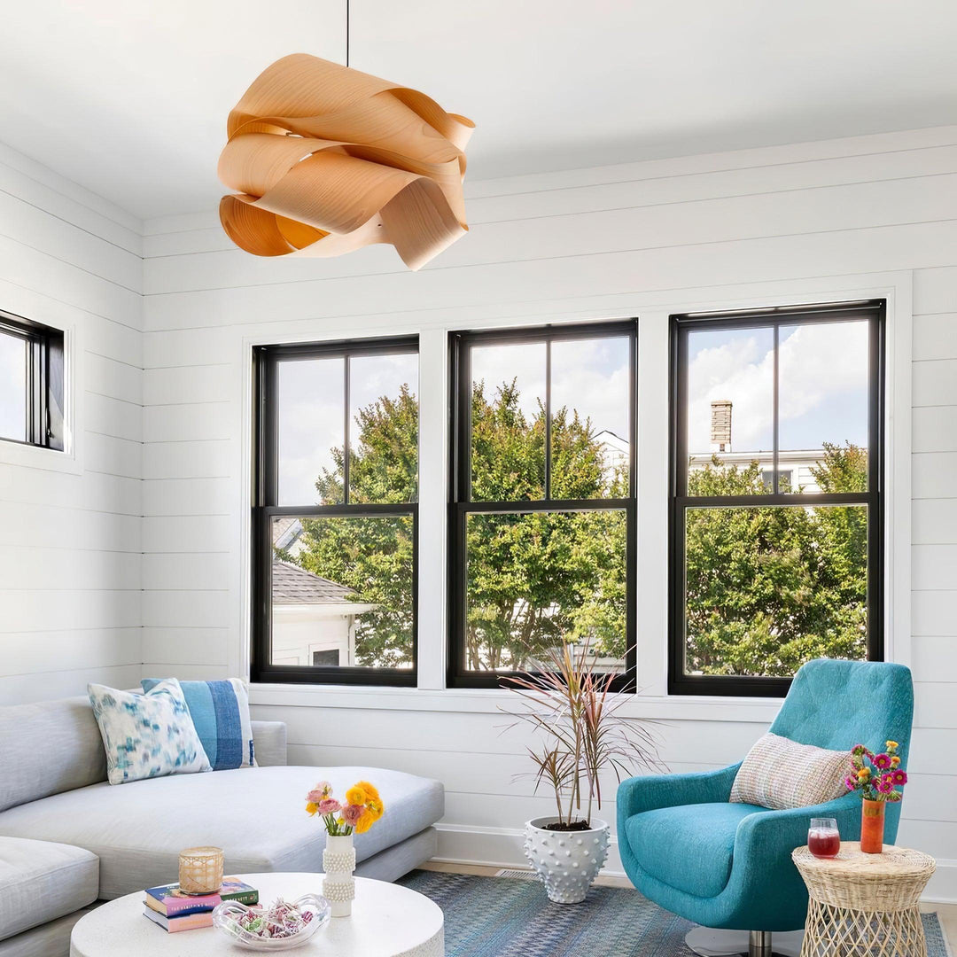 "Lampe pendante bois métal moderne, abat-jour artisanal, lumière douce, design contemporain, déco élégante."