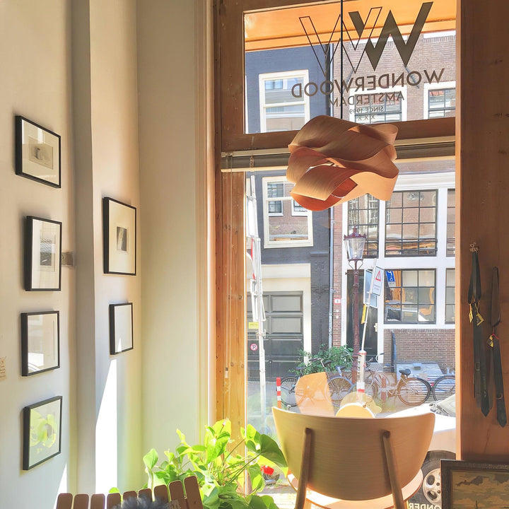 "Lampe pendante bois métal moderne, abat-jour artisanal, lumière douce, design contemporain, déco élégante."