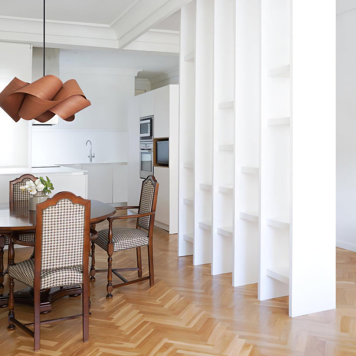 "Lampe pendante bois métal moderne, abat-jour artisanal, lumière douce, design contemporain, déco élégante."