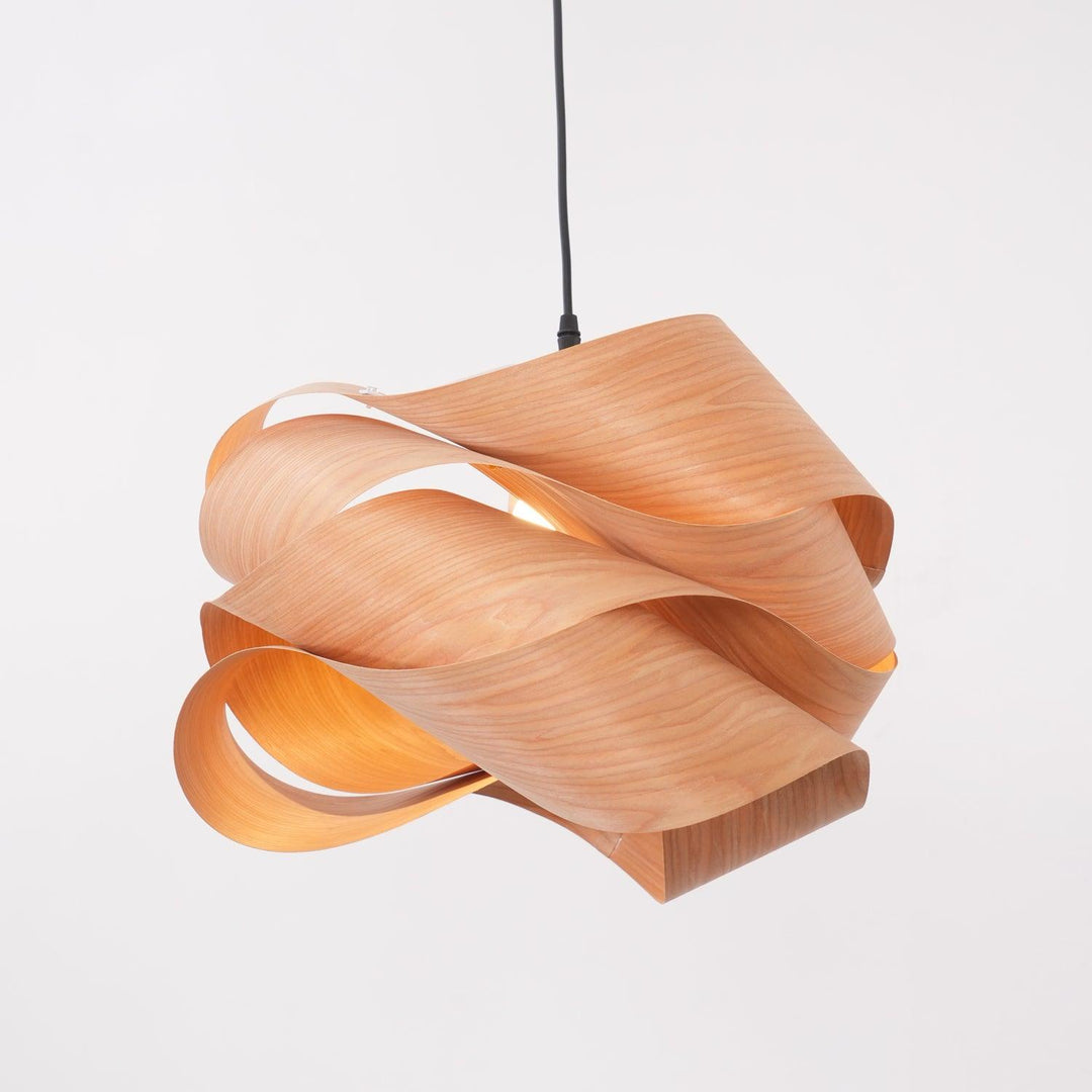 "Lampe pendante bois métal moderne, abat-jour artisanal, lumière douce, design contemporain, déco élégante."