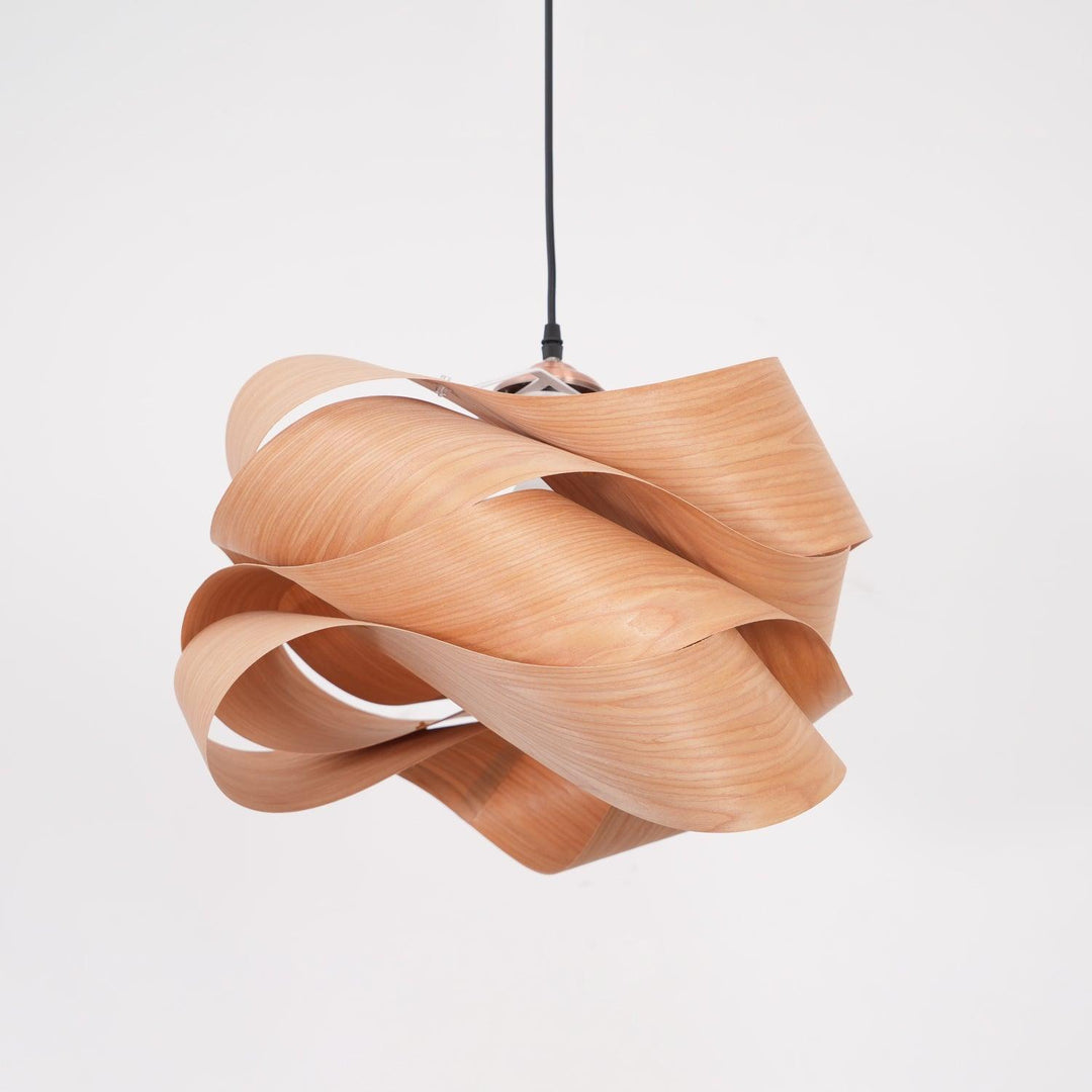 "Lampe pendante bois métal moderne, abat-jour artisanal, lumière douce, design contemporain, déco élégante."