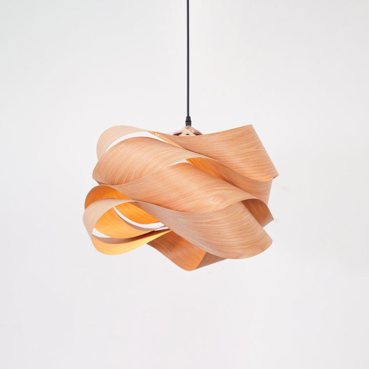"Lampe pendante bois métal moderne, abat-jour artisanal, lumière douce, design contemporain, déco élégante."