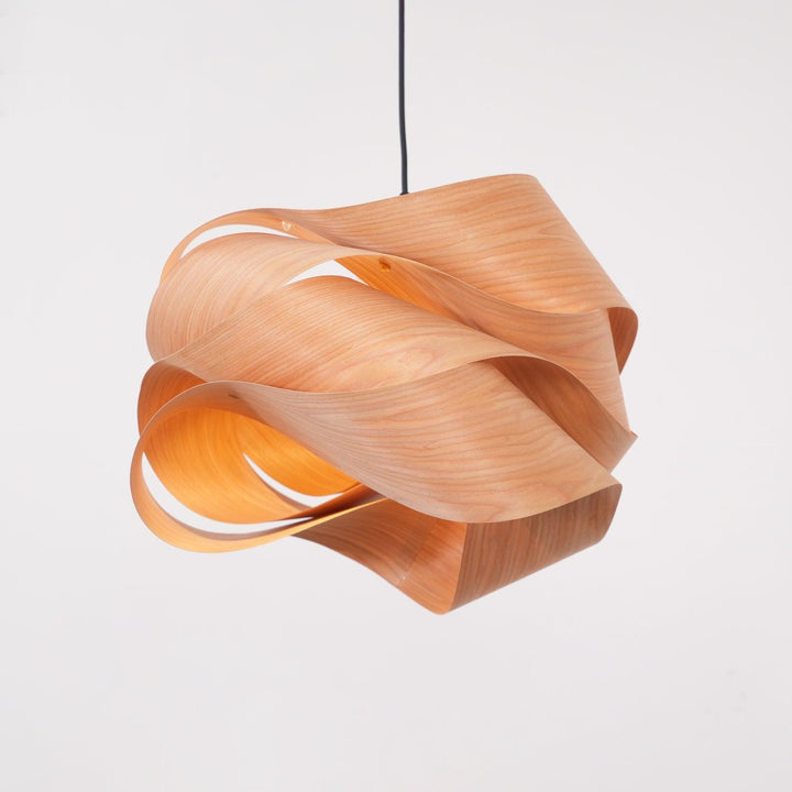 "Lampe pendante bois métal moderne, abat-jour artisanal, lumière douce, design contemporain, déco élégante."