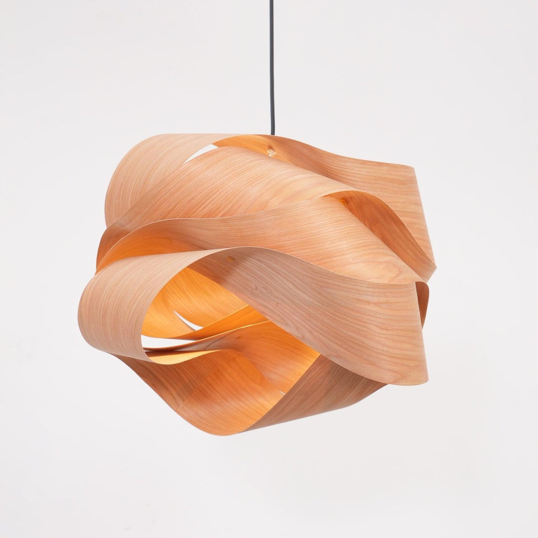 "Lampe pendante bois métal moderne, abat-jour artisanal, lumière douce, design contemporain, déco élégante."