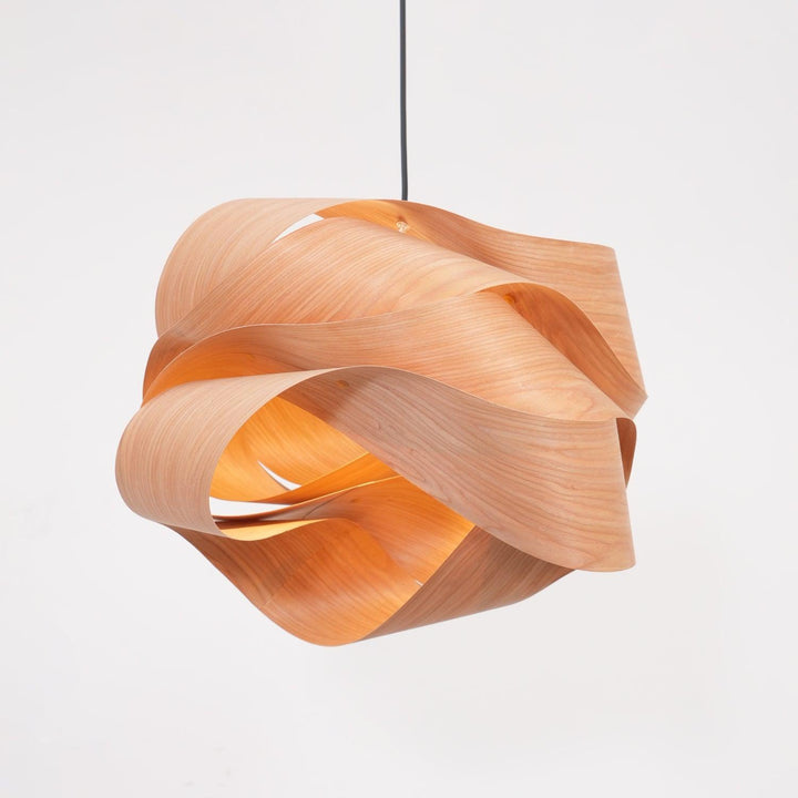 "Lampe pendante bois métal moderne, abat-jour artisanal, lumière douce, design contemporain, déco élégante."