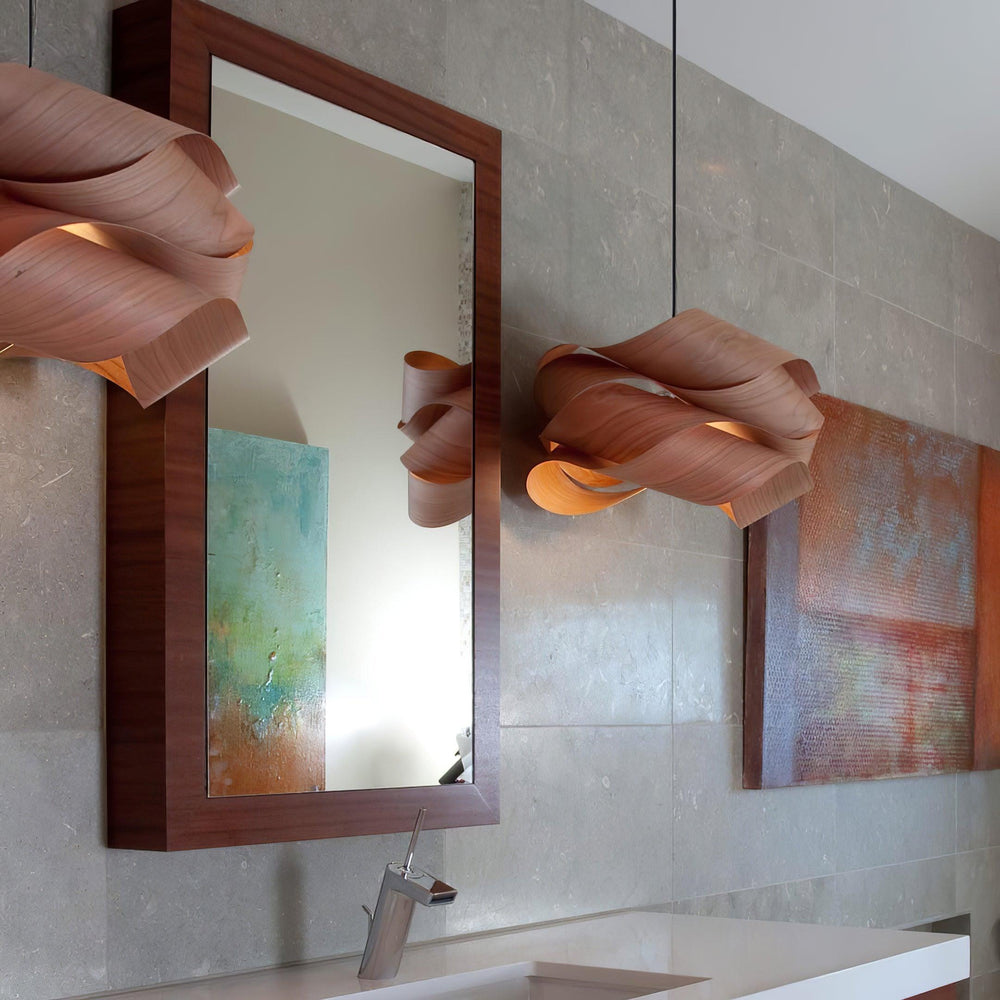 "Lampe pendante bois métal moderne, abat-jour artisanal, lumière douce, design contemporain, déco élégante."