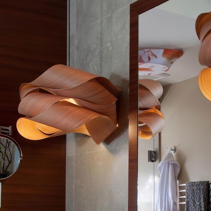 "Lampe pendante bois métal moderne, abat-jour artisanal, lumière douce, design contemporain, déco élégante."