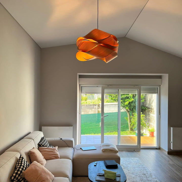 "Lampe pendante bois métal moderne, abat-jour artisanal, lumière douce, design contemporain, déco élégante."