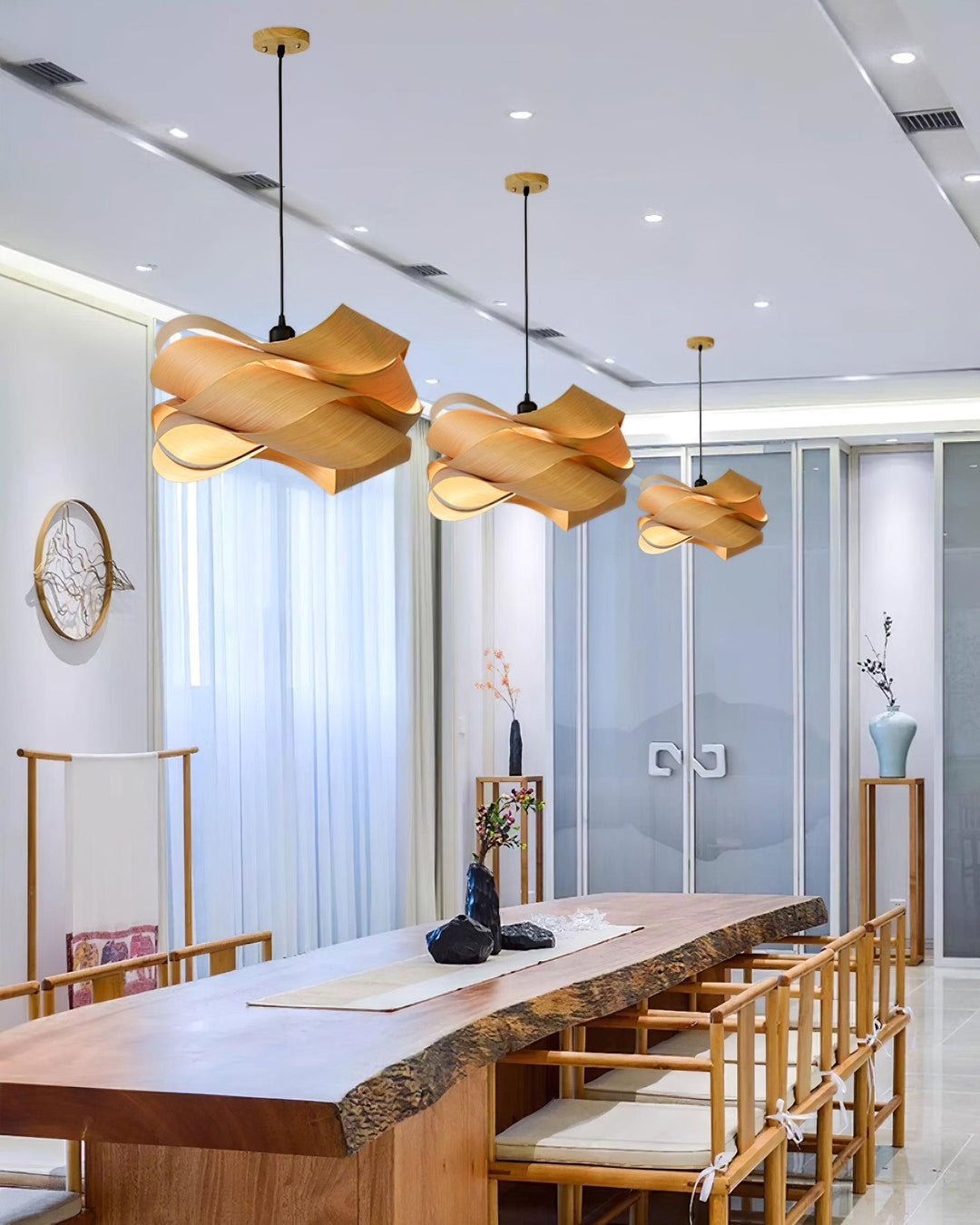 "Lampe pendante bois métal moderne, abat-jour artisanal, lumière douce, design contemporain, déco élégante."