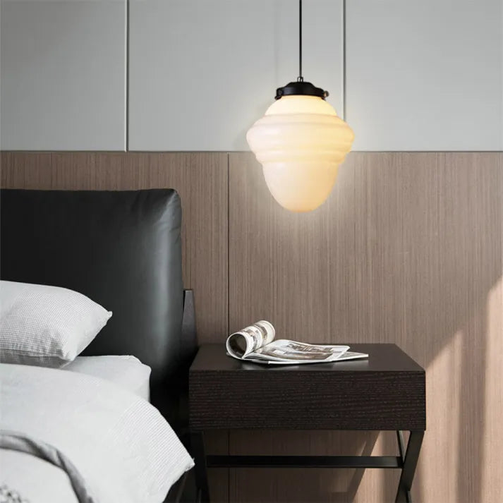 Lampe pendante vintage, verre blanc, design géométrique. Style élégant et intemporel.