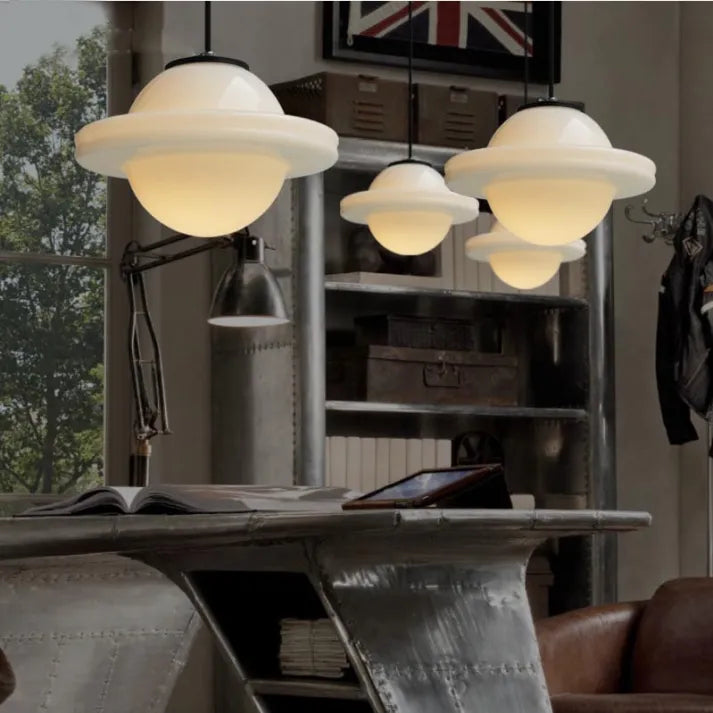 Lampe pendante vintage, verre blanc, design géométrique. Style élégant et intemporel.