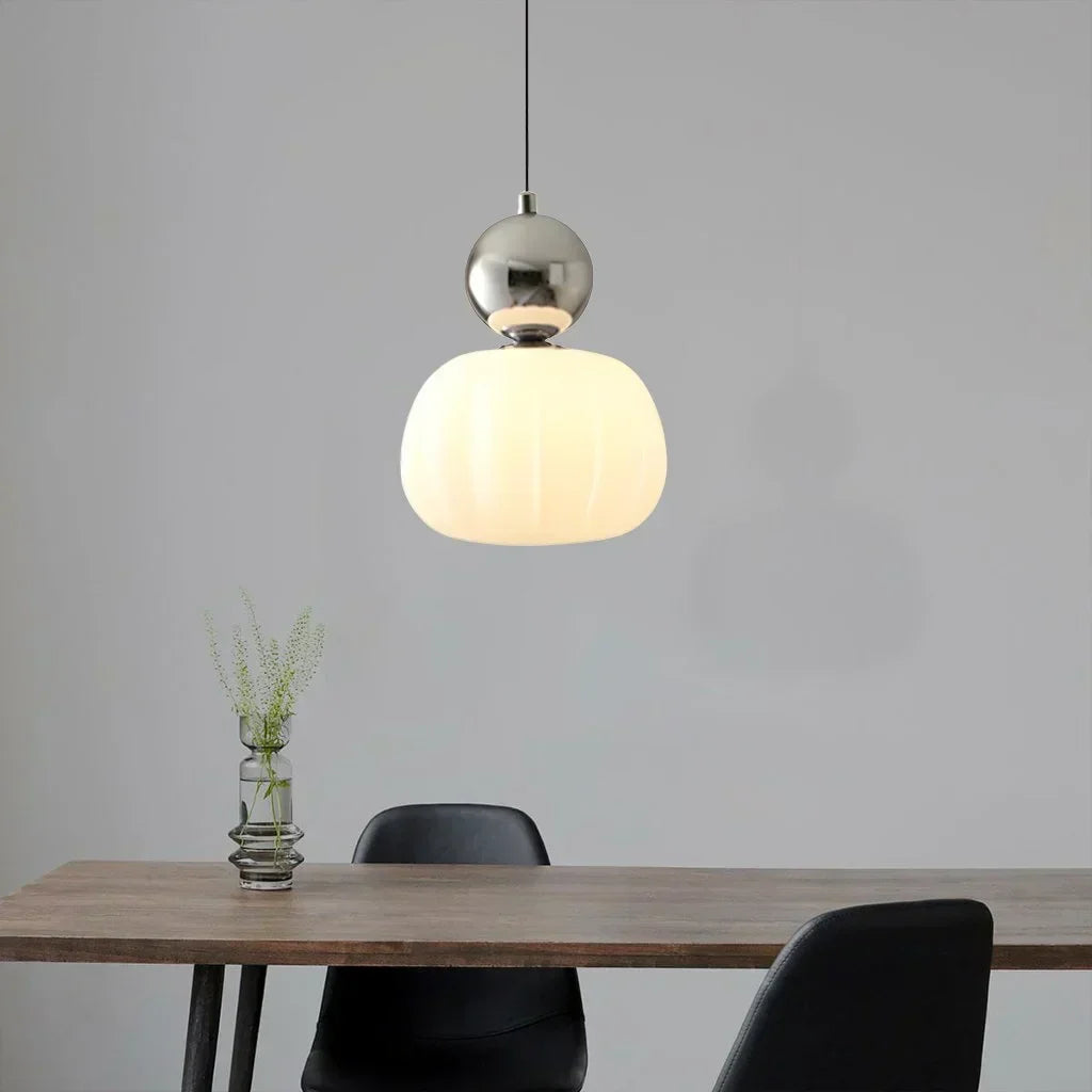 Lampe pendentif crème, style Art déco Bauhaus. Design élégant et intemporel pour intérieur.