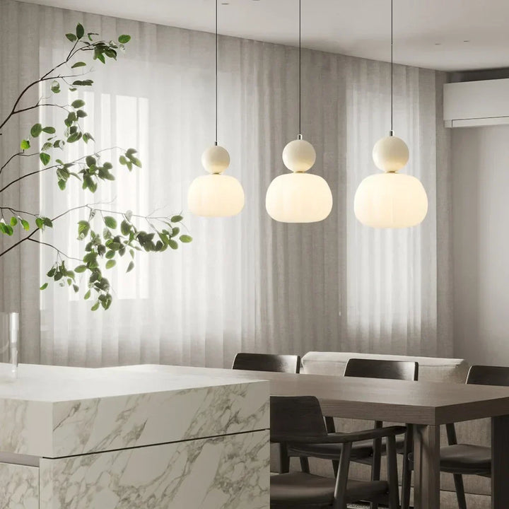 Lampe pendentif crème, style Art déco Bauhaus. Design élégant et intemporel pour intérieur.