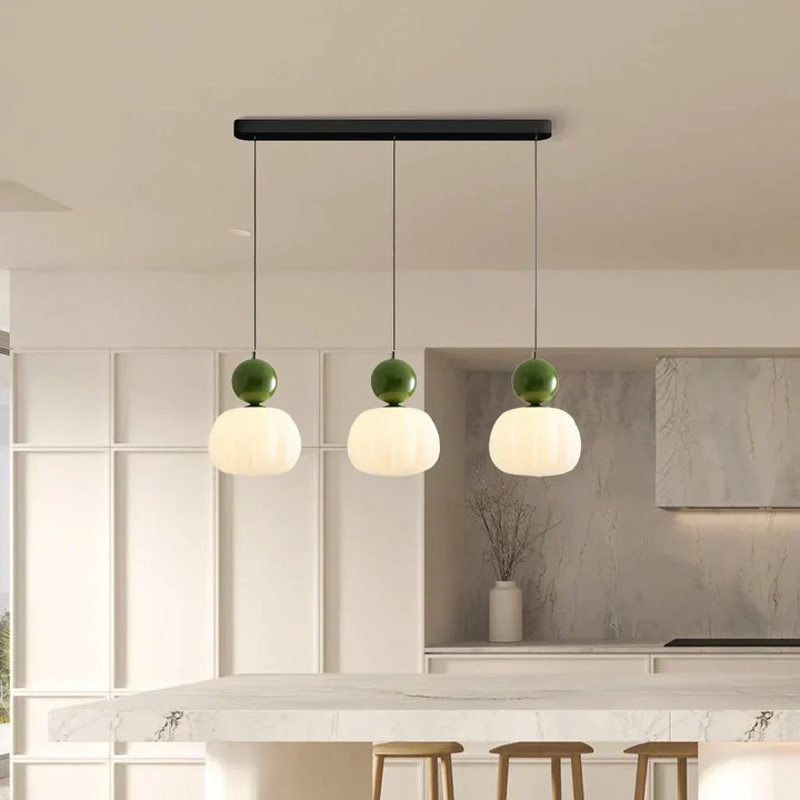 Lampe pendentif crème, style Art déco Bauhaus. Design élégant et intemporel pour intérieur.