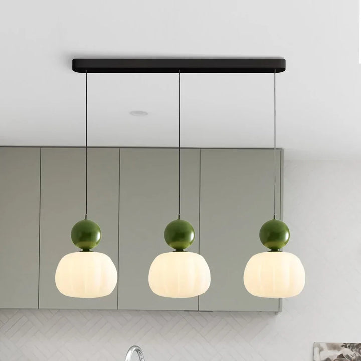 Lampe pendentif crème, style Art déco Bauhaus. Design élégant et intemporel pour intérieur.