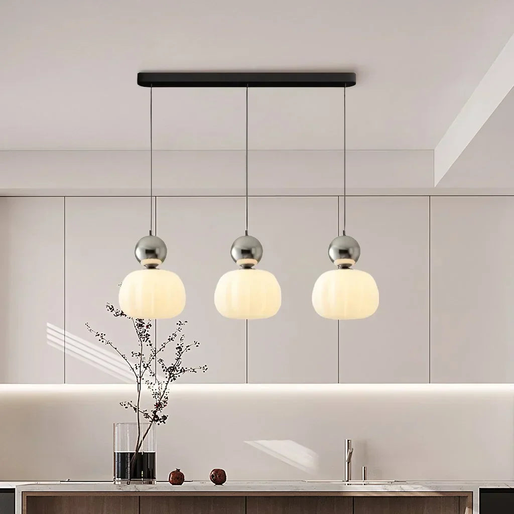 Lampe pendentif crème, style Art déco Bauhaus. Design élégant et intemporel pour intérieur.