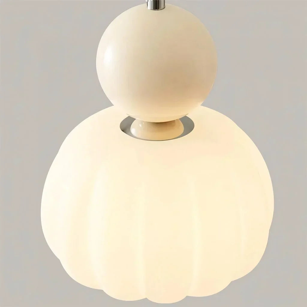Lampe pendentif crème, style Art déco Bauhaus. Design élégant et intemporel pour intérieur.