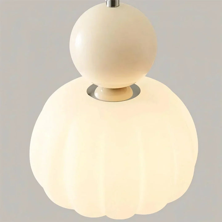 Lampe pendentif crème, style Art déco Bauhaus. Design élégant et intemporel pour intérieur.