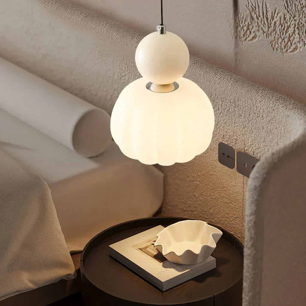 Lampe pendentif crème, style Art déco Bauhaus. Design élégant et intemporel pour intérieur.